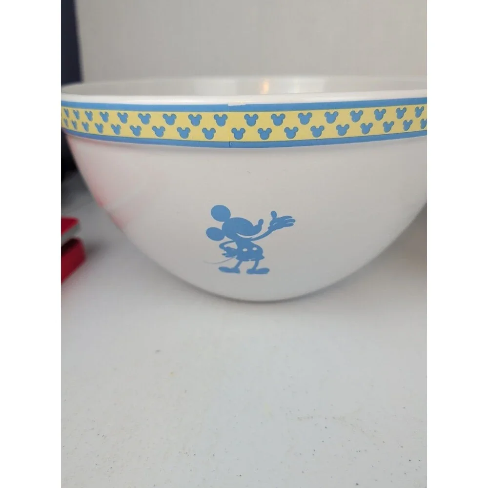 Nesting MIXING BOWLS Large is 11x6